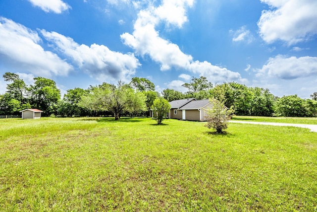 view of yard with an outdoor structure