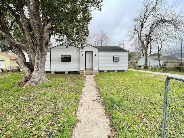 1827 Neuman St, La Marque, TX 77568 - view of front facade with fence and a front lawn