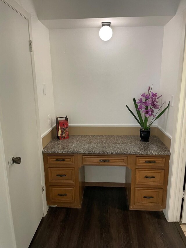 office area featuring built in study area and dark wood-style floors