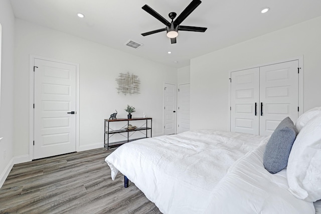 bedroom featuring wood finished floors, recessed lighting, baseboards, a closet, and ceiling fan