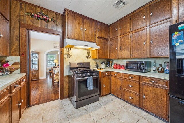 504 S Jackson St, Alvin, TX 77511 - kitchen with under cabinet range hood, light countertops, visible vents, and appliances with stainless steel finishes
