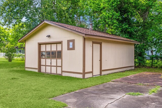 504 S Jackson St, Alvin, TX 77511 - view of outdoor structure with an outbuilding