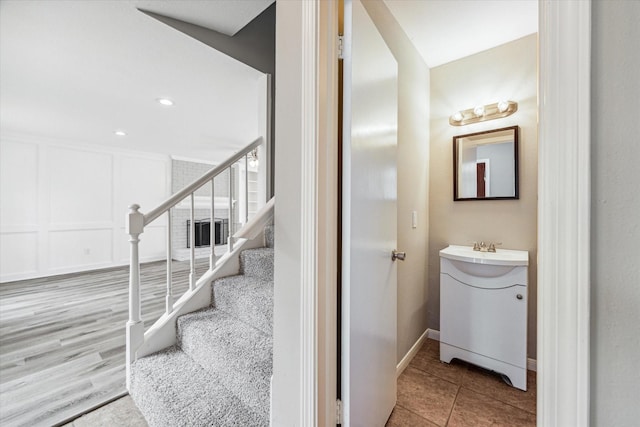 bathroom with vanity and a decorative wall
