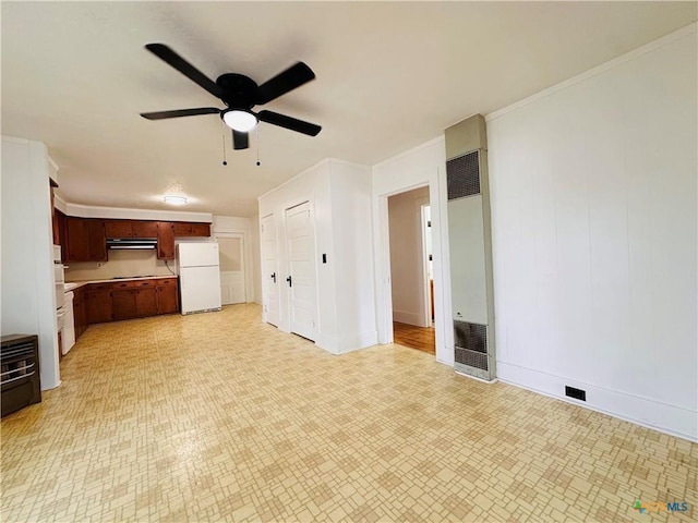 108 Nieman St, Yoakum, TX 77995 - unfurnished living room featuring baseboards, a heating unit, and ceiling fan