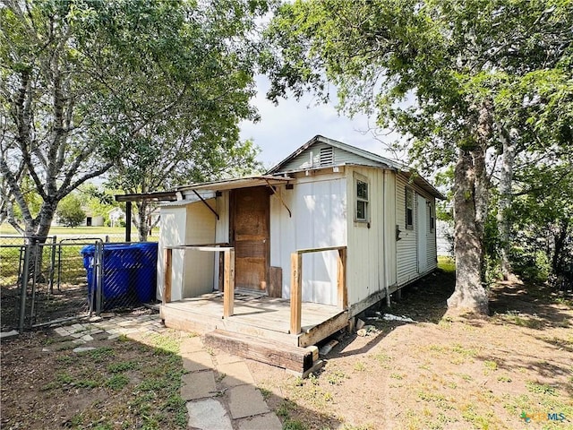 108 Nieman St, Yoakum, TX 77995 - view of outbuilding with fence and an outbuilding