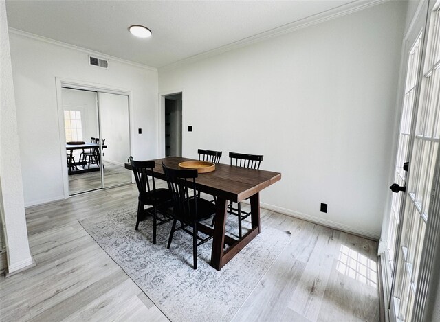 2323 Augusta Dr Unit 43, Houston, TX 77057 - dining space featuring crown molding, plenty of natural light, light wood finished floors, and baseboards