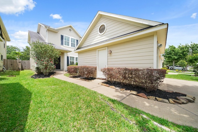 traditional-style house with fence and a front yard