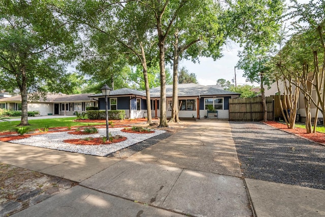 4811 Saxon St, Bellaire, TX 77401 - ranch-style house with fence and concrete driveway