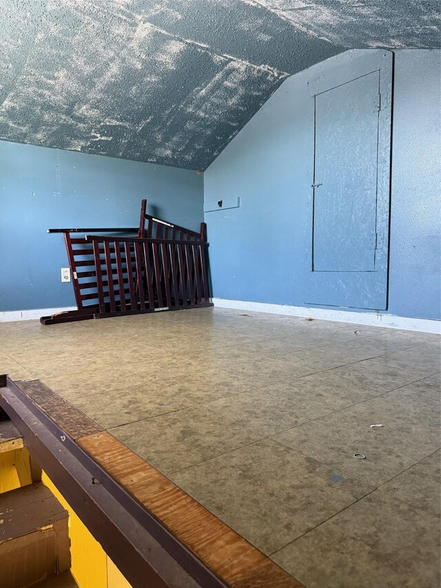 1130 Hoffman St, Houston, TX 77020 - interior space with vaulted ceiling and baseboards