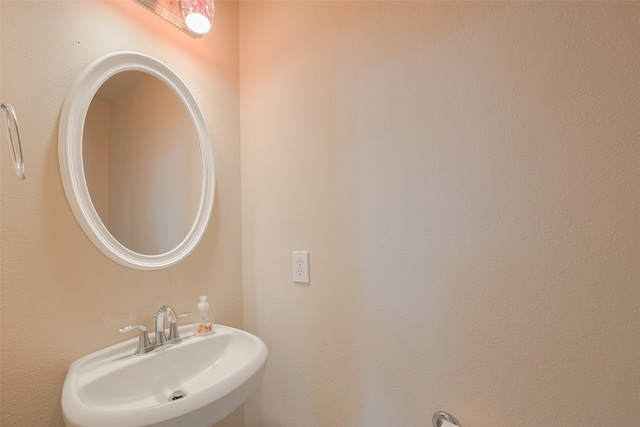 bathroom featuring a sink