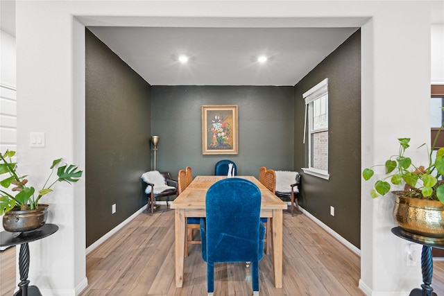 dining room with light wood-style floors, recessed lighting, and baseboards