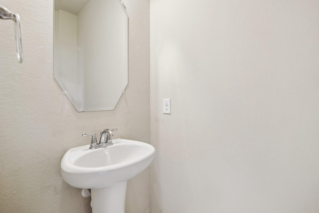 4310 Treccia Ct, Katy, TX 77493 - bathroom featuring a sink