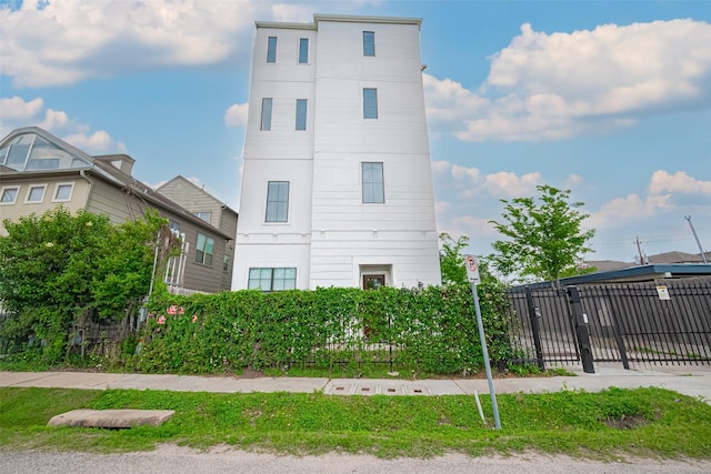 4318 E Center St, Houston, TX 77007 - view of front facade with fence