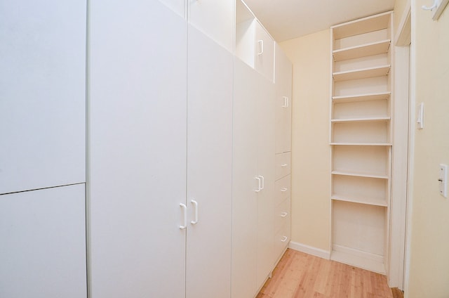 1915 Ashford Hollow Ln, Houston, TX 77077 - walk in closet featuring light wood-style flooring