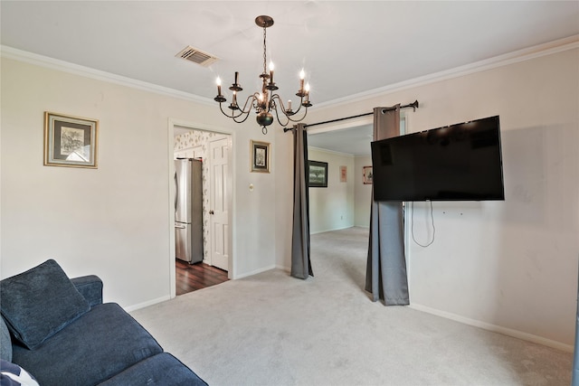 living area with visible vents, carpet floors, baseboards, a chandelier, and ornamental molding