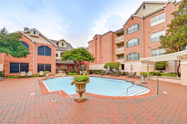 2111 Welch St Unit B117, Houston, TX 77019 - view of pool