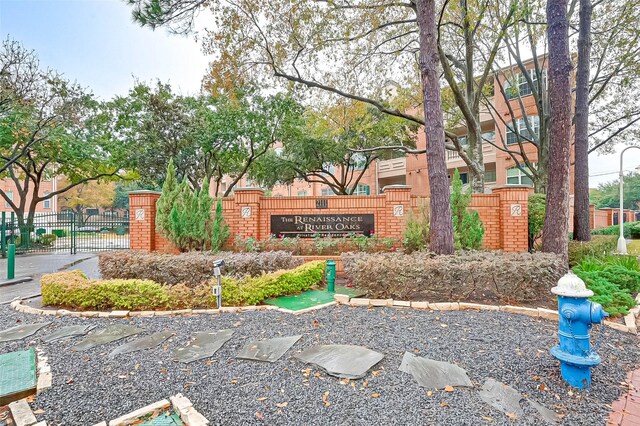 2111 Welch St Unit B117, Houston, TX 77019 - community sign featuring fence