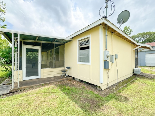 6710 County Road 203, Liverpool, TX 77577 - rear view of property featuring a yard
