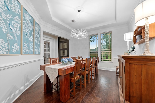 dining area featuring an inviting chandelier, a tray ceiling, visible vents, dark wood-style flooring, and baseboards