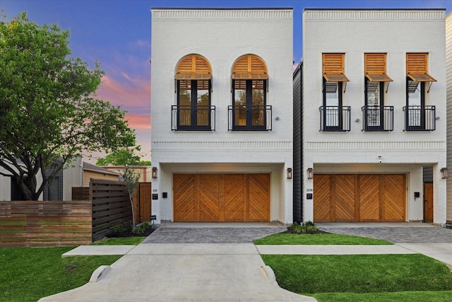 519 W 27th St, Houston, TX 77008 - modern home with driveway, an attached garage, and fence