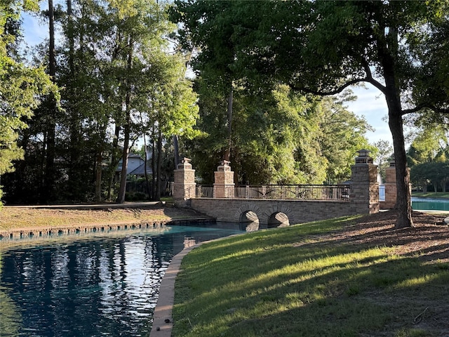 view of swimming pool featuring a yard