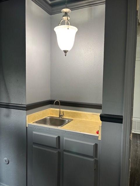 bathroom featuring a sink