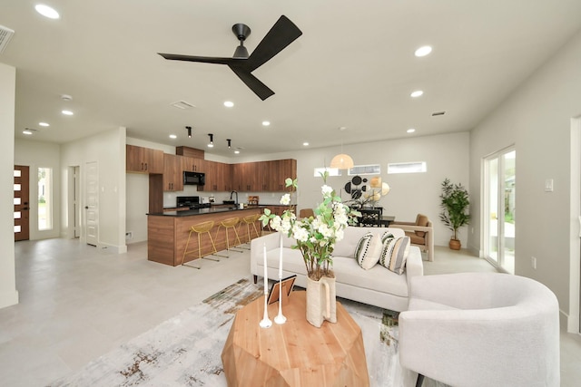 living area featuring recessed lighting and a ceiling fan