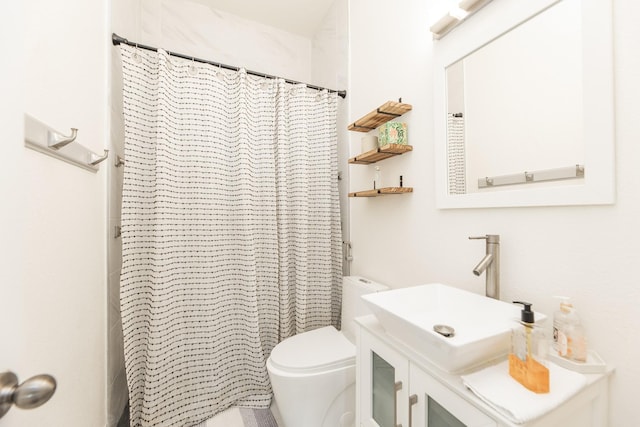full bath with toilet, vanity, and a shower with curtain