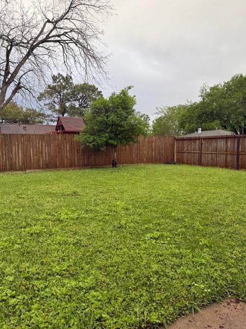 1101 E Brown Ln, Deer Park, TX 77536 - view of yard featuring a fenced backyard