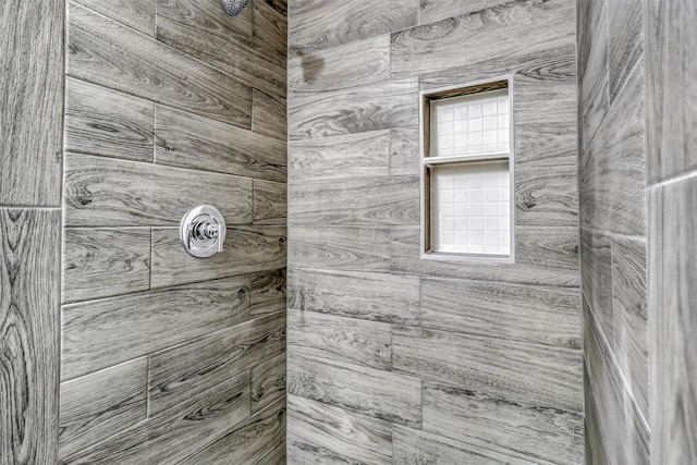 bathroom featuring tiled shower