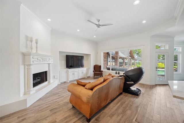 living room with crown molding, light wood-style flooring, ceiling fan, and recessed lighting