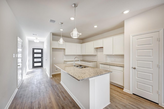 805 Apple Blossom Dr, La Marque, TX 77568 - kitchen featuring a sink, a kitchen island with sink, light wood-type flooring, and visible vents