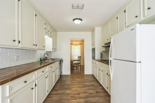 4308 Red Oak Dr, Nacogdoches, TX 75965 - kitchen with freestanding refrigerator, a chandelier, a sink, backsplash, and wall oven