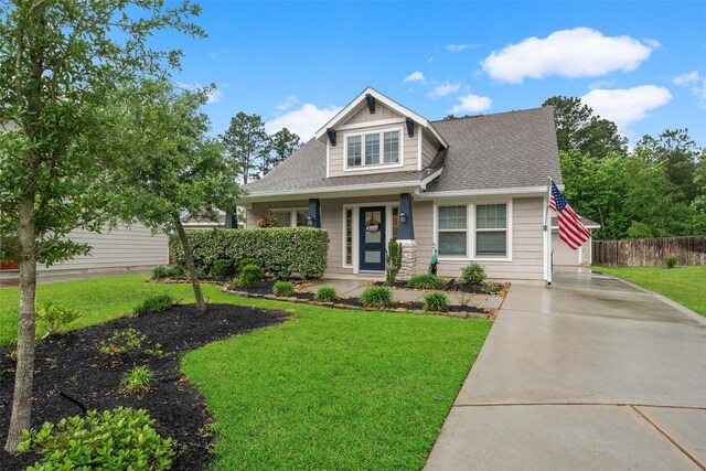 257 N Lynx Trl, Montgomery, TX 77316 - craftsman-style house featuring driveway, a shingled roof, a front lawn, and fence