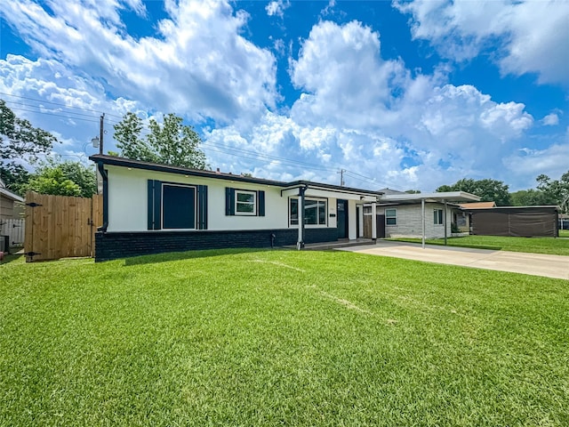 single story home with driveway, stucco siding, a front lawn, and fence