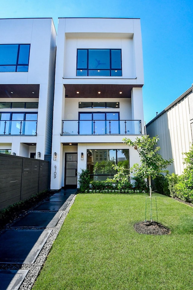 4709 Gibson St, Houston, TX 77007 - view of front facade with a balcony and stucco siding