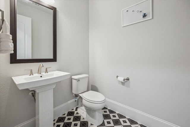 3606 Lannister Ln, Houston, TX 77055 - bathroom featuring toilet and baseboards