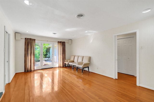 living area featuring light wood-style flooring, baseboards, and recessed lighting