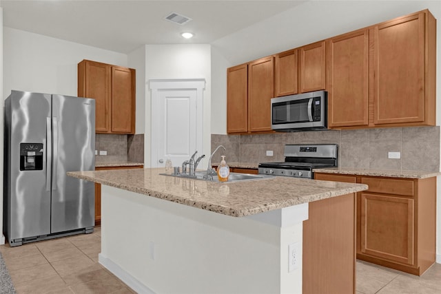 kitchen featuring a sink, stainless steel appliances, visible vents, a center island with sink, and light tile patterned floors