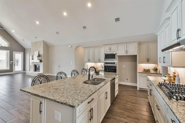 11131 Heartleaf Aster Way, Cypress, TX 77433 - kitchen featuring a sink, stainless steel appliances, a center island with sink, open floor plan, and baseboards