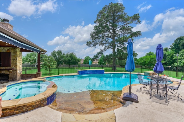 19089 Grandview Pt, Montgomery, TX 77356 - view of swimming pool featuring a patio and an in-ground hot tub