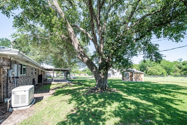 view of yard with a storage shed, an outdoor structure, and a fenced backyard