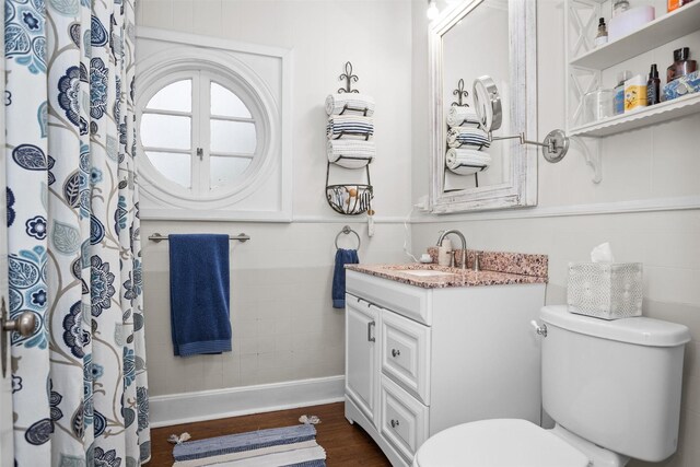 419 E Bell Ave, Crockett, TX 75835 - full bath with curtained shower, vanity, toilet, and wood finished floors