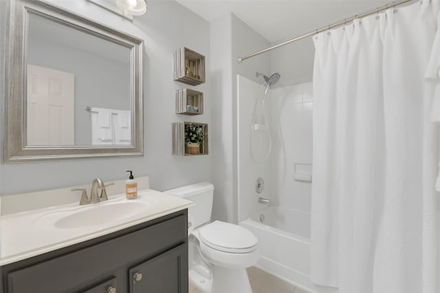 full bath with shower / tub combo with curtain, vanity, and toilet