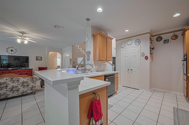 kitchen featuring a sink, arched walkways, light tile patterned floors, a peninsula, and a ceiling fan