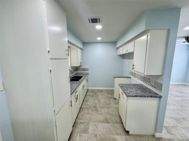 11615 Harrow St, Houston, TX 77093 - kitchen with visible vents, tasteful backsplash, baseboards, and a sink