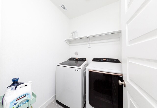 laundry room featuring washer and clothes dryer, laundry area, baseboards, and visible vents