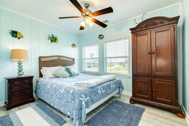 13022 Coronado Dr, Freeport, TX 77541 - bedroom featuring crown molding, visible vents, light wood-style flooring, and ceiling fan
