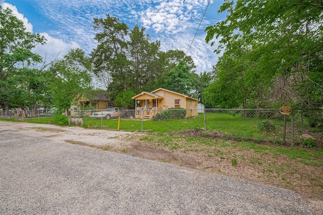 104 Dawson St, Sealy, TX 77474 - bungalow-style house featuring a fenced front yard