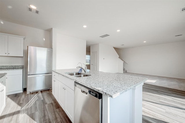 5811 Capri Forest Dr, Katy, TX 77493 - kitchen featuring stainless steel appliances, a sink, a center island with sink, dark wood-style floors, and recessed lighting